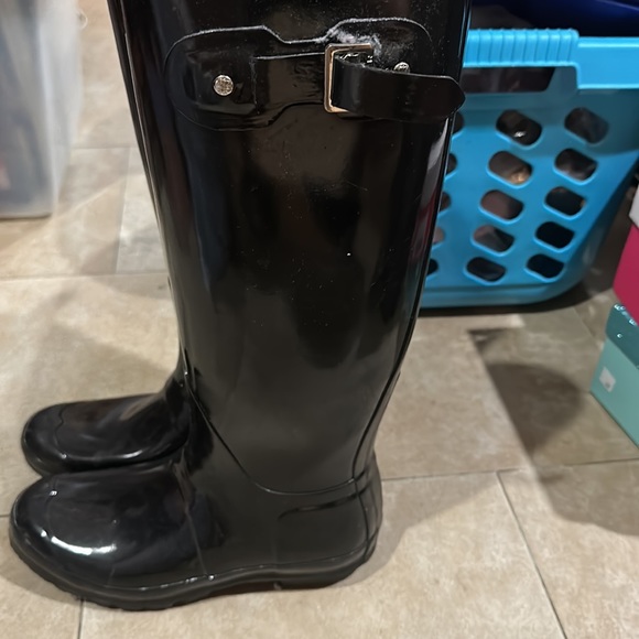 Hunter Rain Boots in size 8. Tall and Navy Blue. Worn once! Excellent condition - Picture 2 of 5